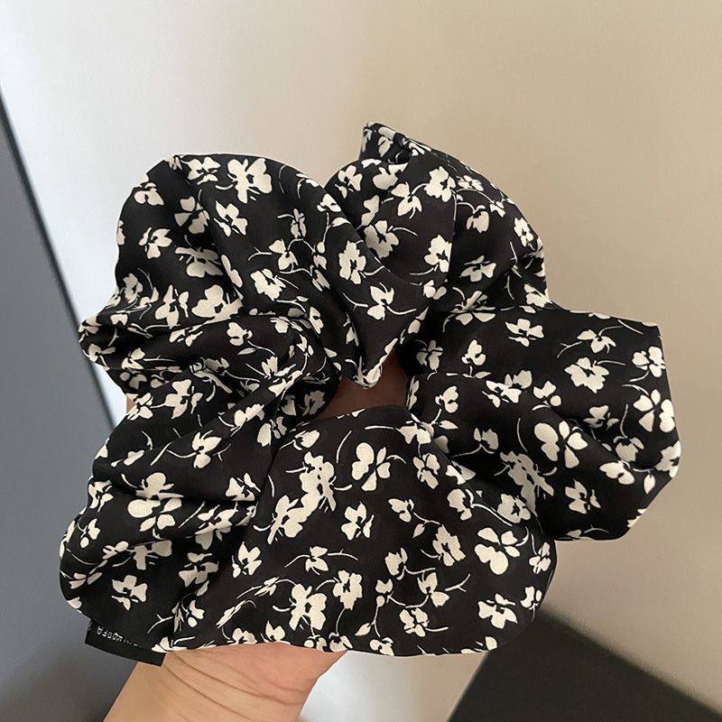 Siyah Çiçekli Toka