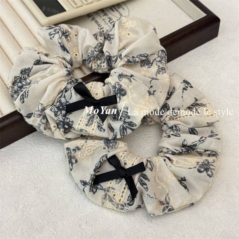 Beyaz Kurdeleli Toka